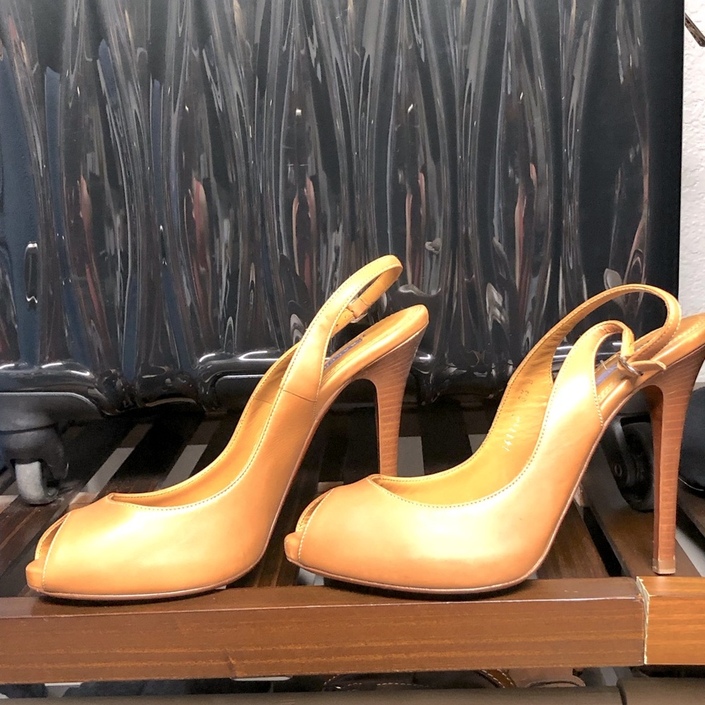 Beautiful Ralph Lauren Collection tan heals.  Made in Italy-simply gorgeous